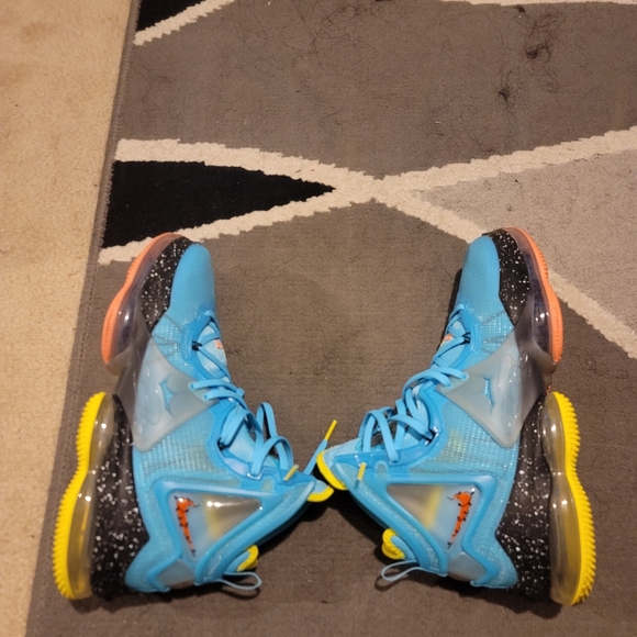 Lebron 19 Christmas SOLD - Picture 2 of 6